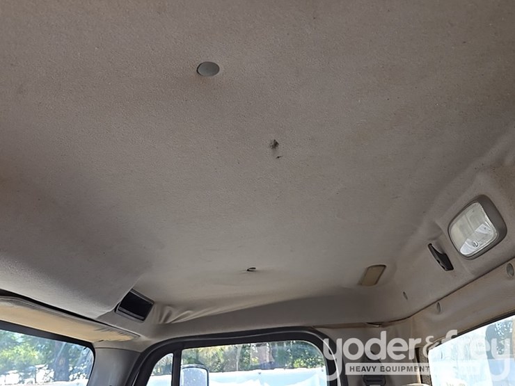 2013-freightliner-m2-106-image-37