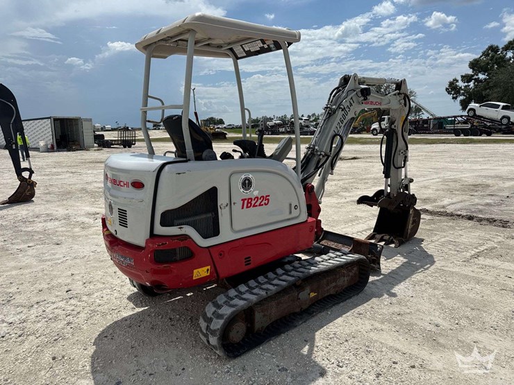 2022-takeuchi-tb225-image-3