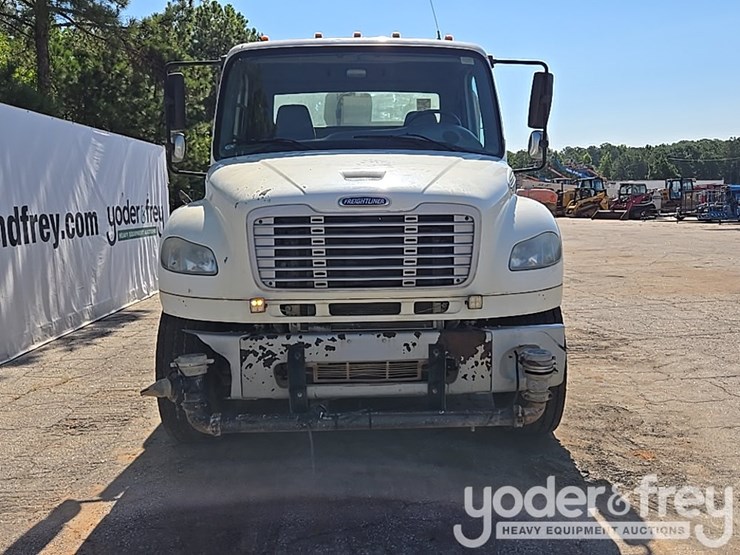 2013-freightliner-m2-106-image-7