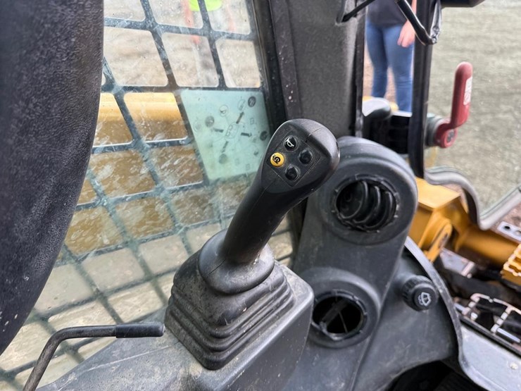 2020-caterpillar-289d3-image-24