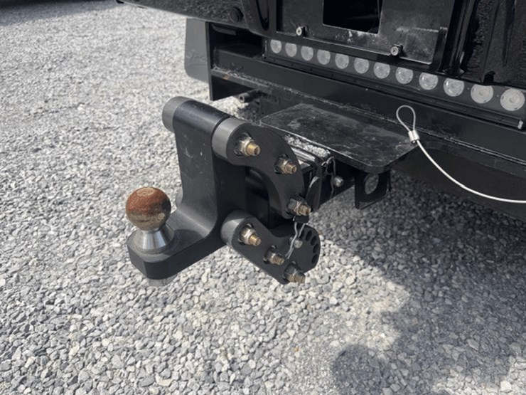 2009-freightliner-m2-106-image-11