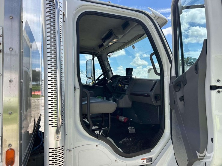 2016-freightliner-m2-106-image-18