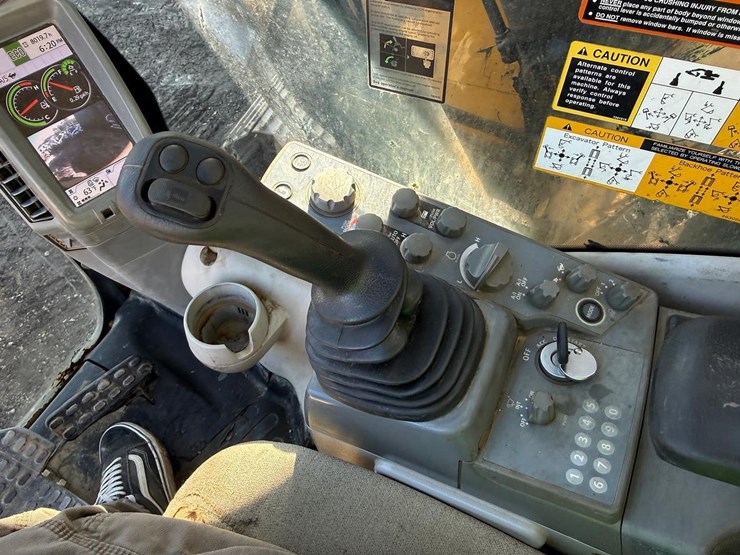 2016-deere-245g-lc-image-23