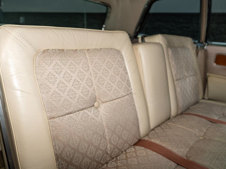 #111-•-1962-lincoln-continental-sedan-image-81