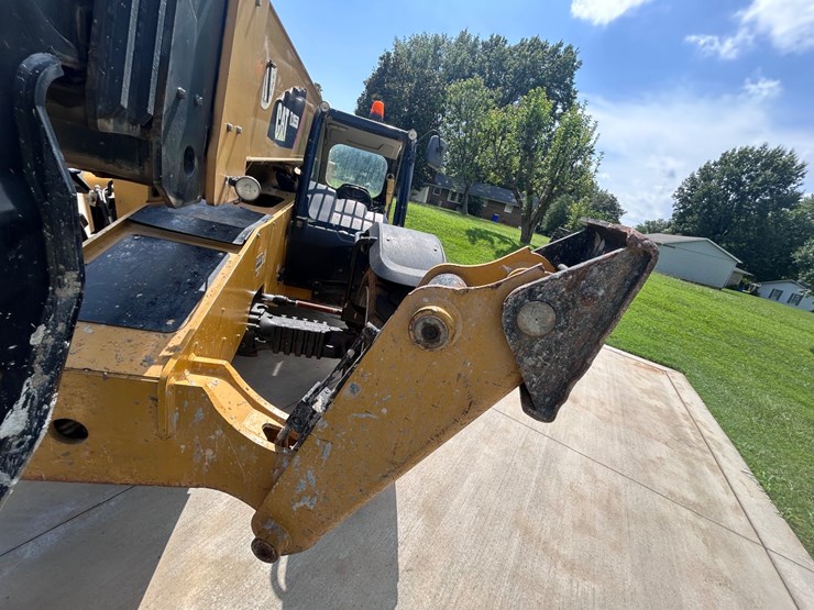 2017-caterpillar-tl1055d-image-14