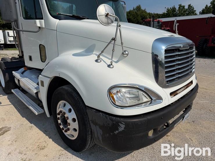 2007-freightliner-columbia-120-image-13