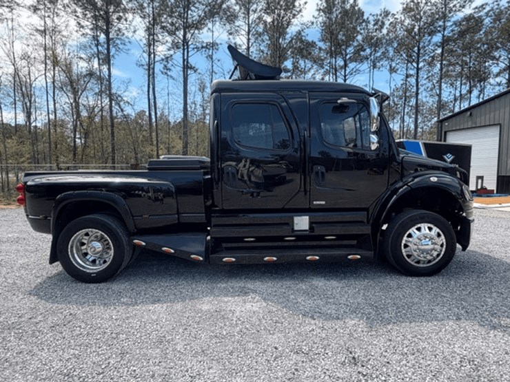 2009-freightliner-m2-106-image-7