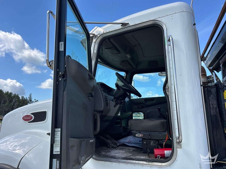 2016-peterbilt-348-image-10