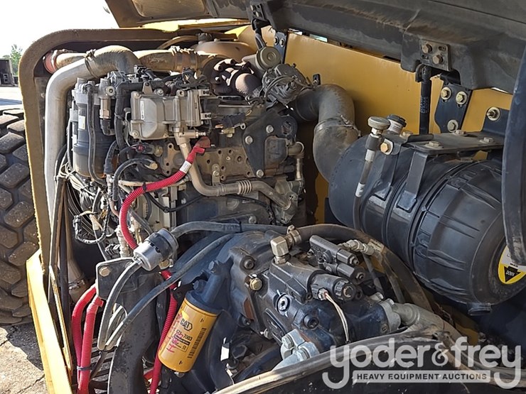 2017-caterpillar-tl1055d-image-28
