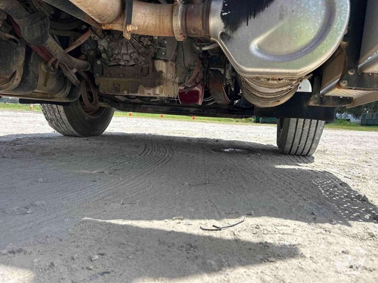 2018-freightliner-m2-106-image-14