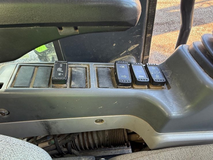 2016-deere-245g-lc-image-28