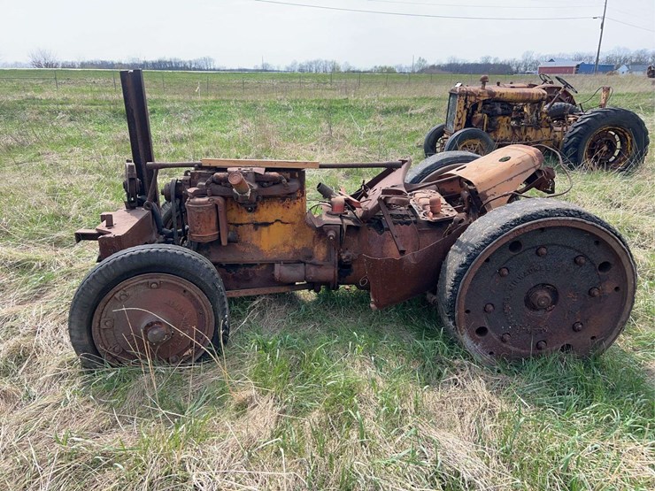allis-chalmers-u-industrial-parts-tractor-image-2