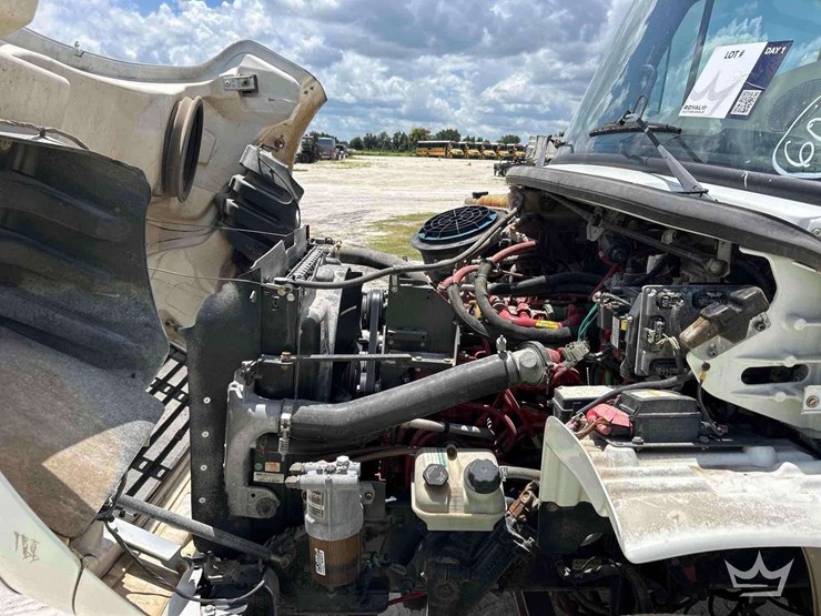 2018-freightliner-m2-106-image-3