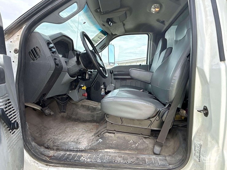 2010-ford-f750-image-17