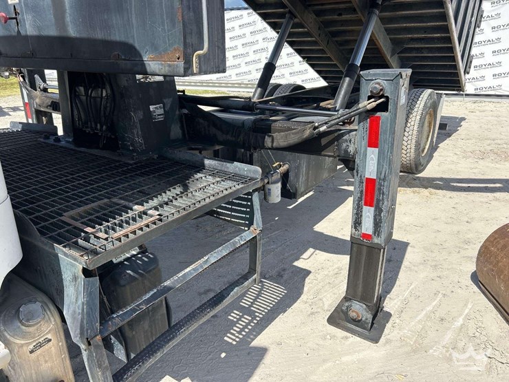 2017-freightliner-m2-106-image-17