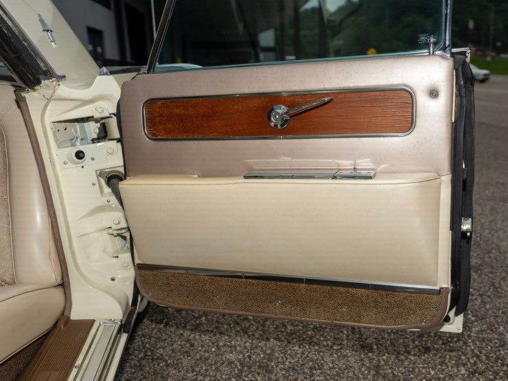 #111-•-1962-lincoln-continental-sedan-image-70