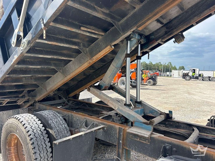 2010-ford-f750-image-11