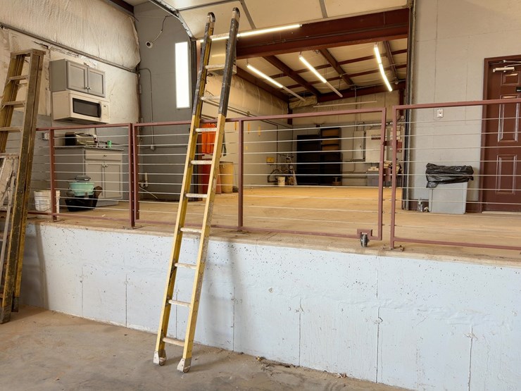 werner-10'-fiberglass-ladder-image-2