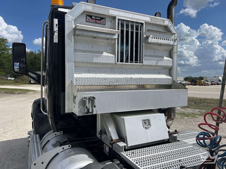 2019-peterbilt-579-image-18