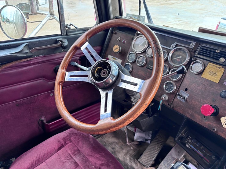 1994-peterbilt-377-image-9
