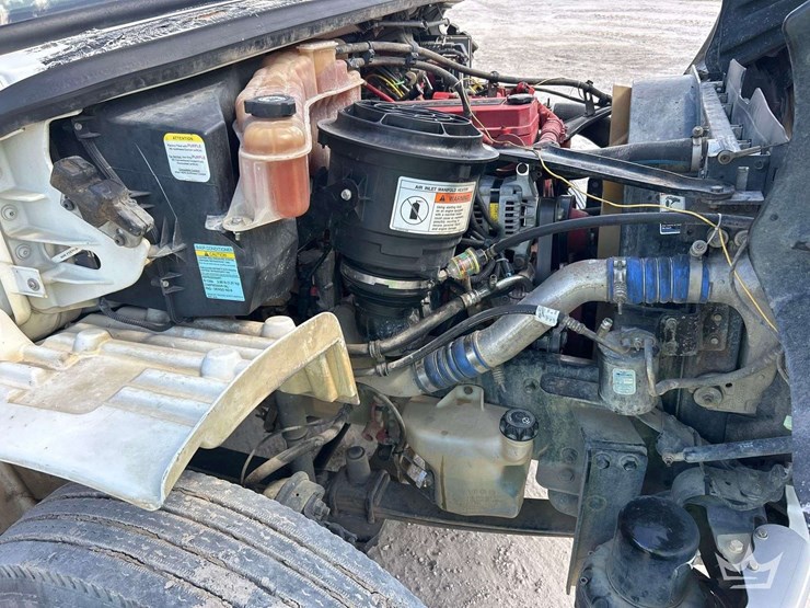 2017-freightliner-m2-106-image-11
