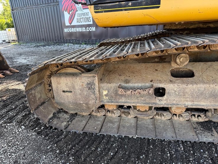 2016-deere-245g-lc-image-17