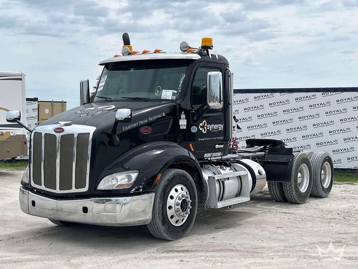 2019-peterbilt-579-image-1