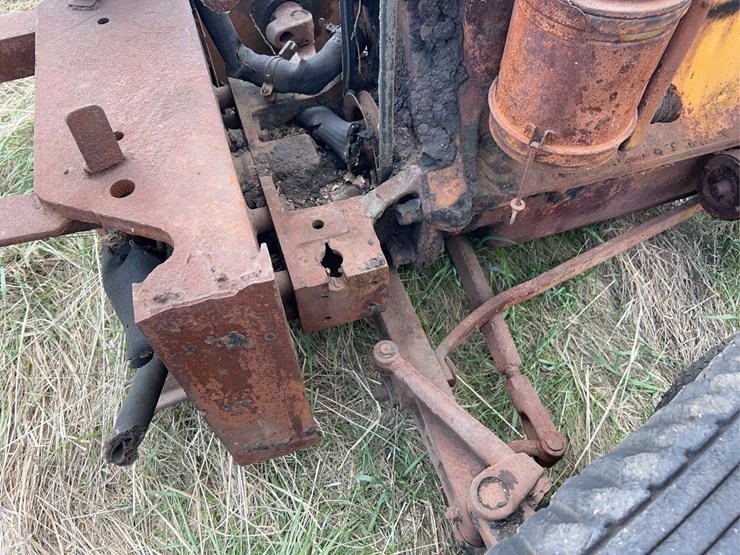 allis-chalmers-u-industrial-parts-tractor-image-11