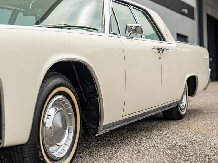 #111-•-1962-lincoln-continental-sedan-image-35