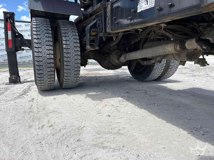 2018-freightliner-m2-106-image-15
