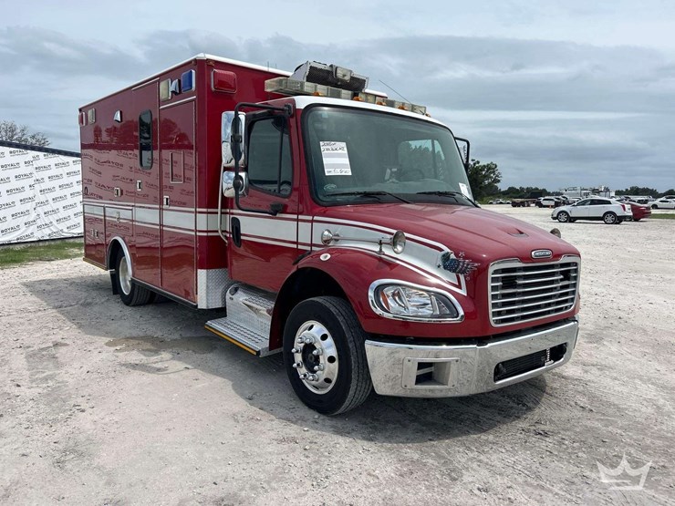 2005-freightliner-m2-106-image-2