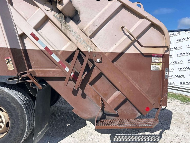 2012-crane-carrier-co.-low-entry-t/a-loadmaster-rear-loader-garbage-truck-image-15