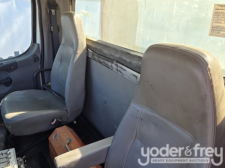 2013-freightliner-m2-106-image-33