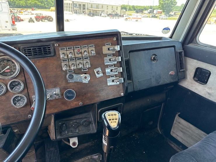 1999-peterbilt-385-image-26