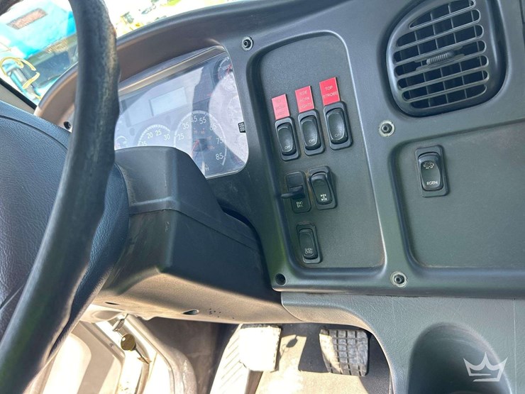 2016-freightliner-114sd-image-26