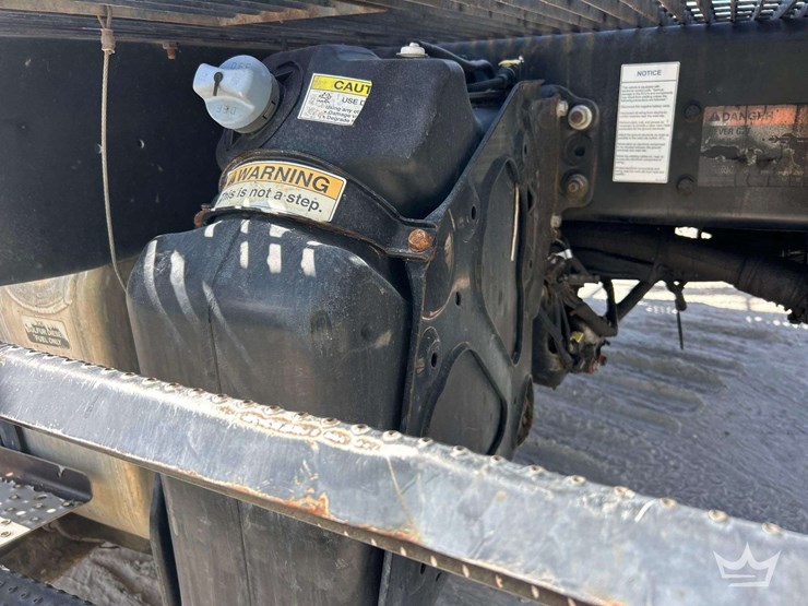 2017-freightliner-m2-106-image-27