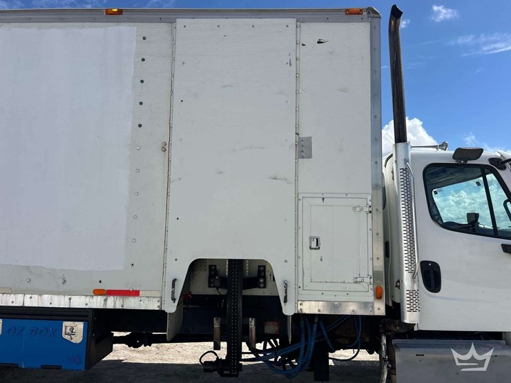 2016-freightliner-m2-106-image-19