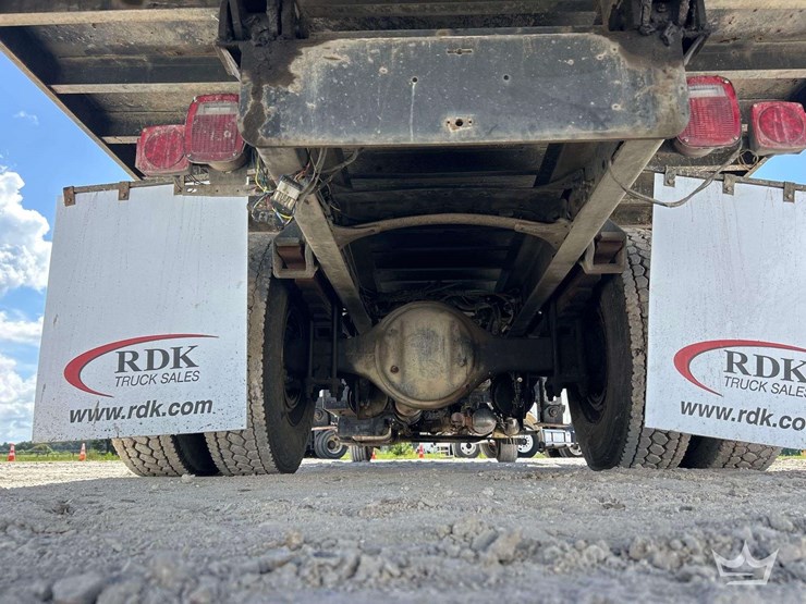 2017-freightliner-m2-106-image-42