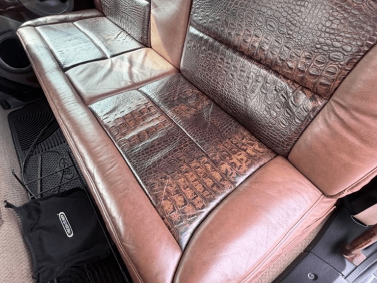 2009-freightliner-m2-106-image-25