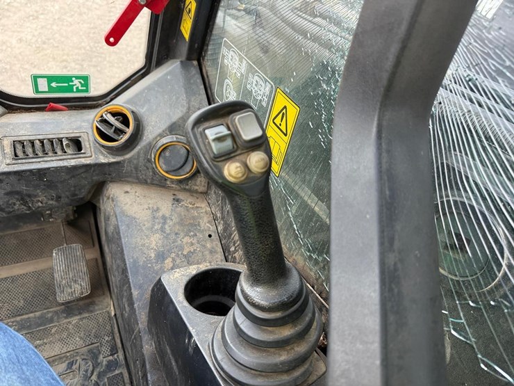 2024-jcb-3ts-8t-image-24