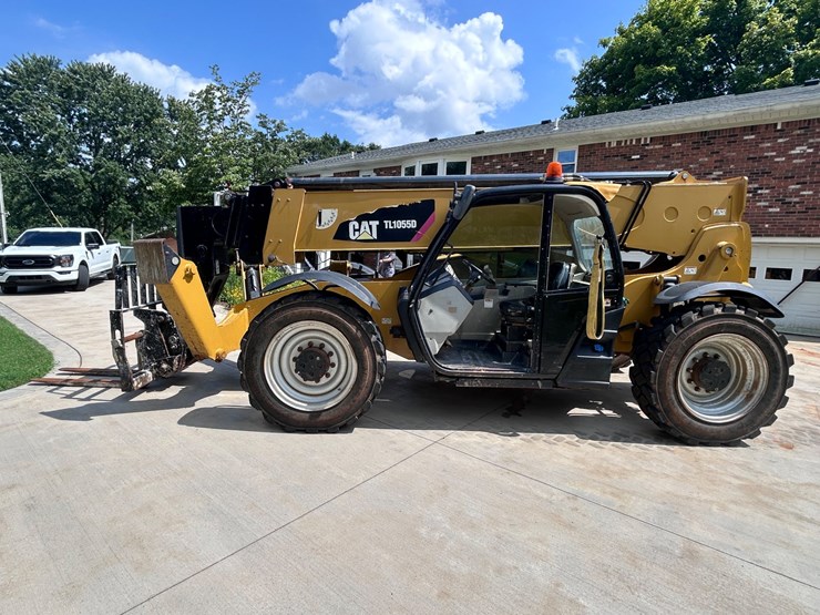 2017-caterpillar-tl1055d-image-3