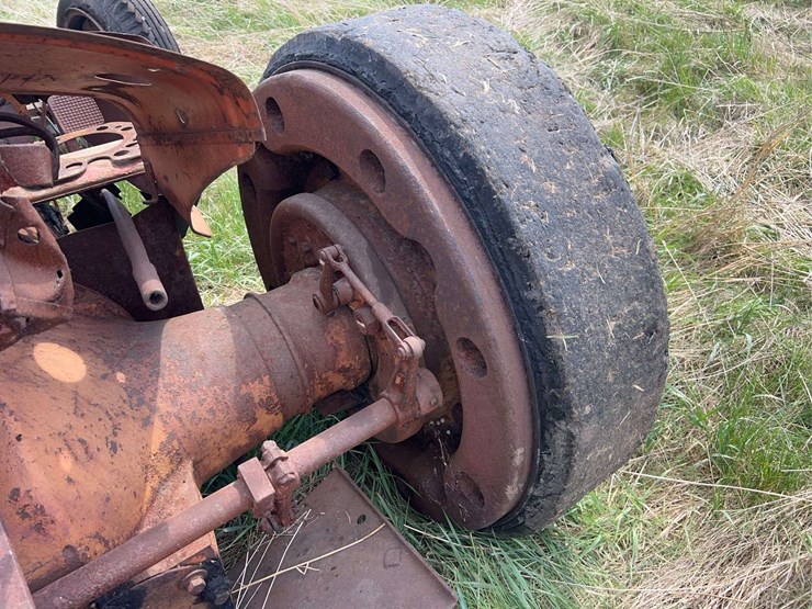 allis-chalmers-u-industrial-parts-tractor-image-26