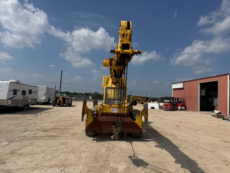 2015-jlg-8042-image-3
