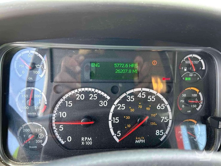 2018-freightliner-m2-106-image-10