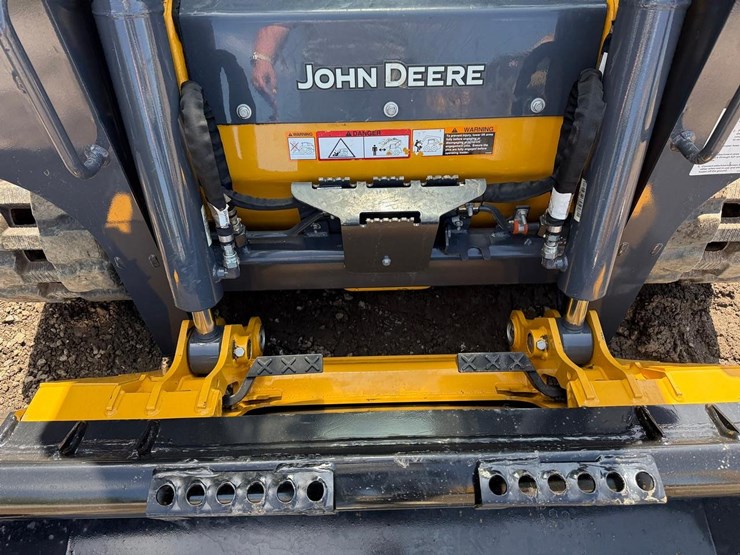 2024-deere-317g-image-10