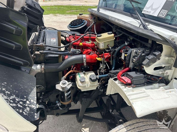 2016-freightliner-m2-106-image-7