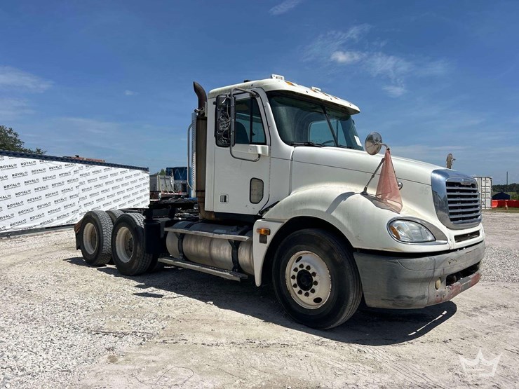 2006-freightliner-columbia-120-image-2