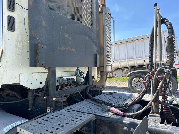 2006-freightliner-columbia-120-image-22