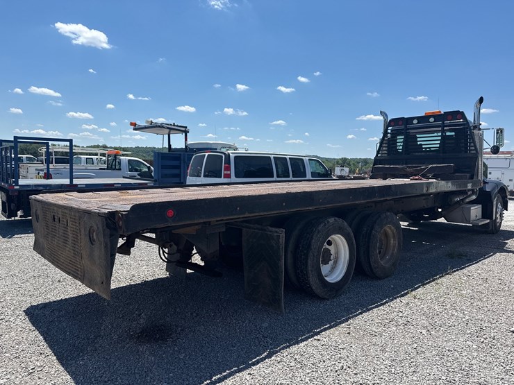 1999-peterbilt-385-image-3