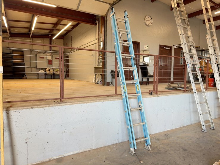 werner-20'-fiberglass-extension-ladder-image-1